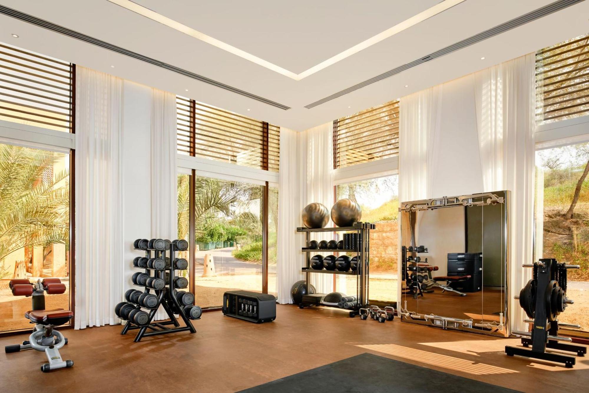 The Ritz-Carlton Ras Al Khaimah, Al Wadi Desert Екстериор снимка The gym at The Dorchester